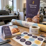 Supports imprimés en atelier : flyers, roll-up, autocollants et étiquettes